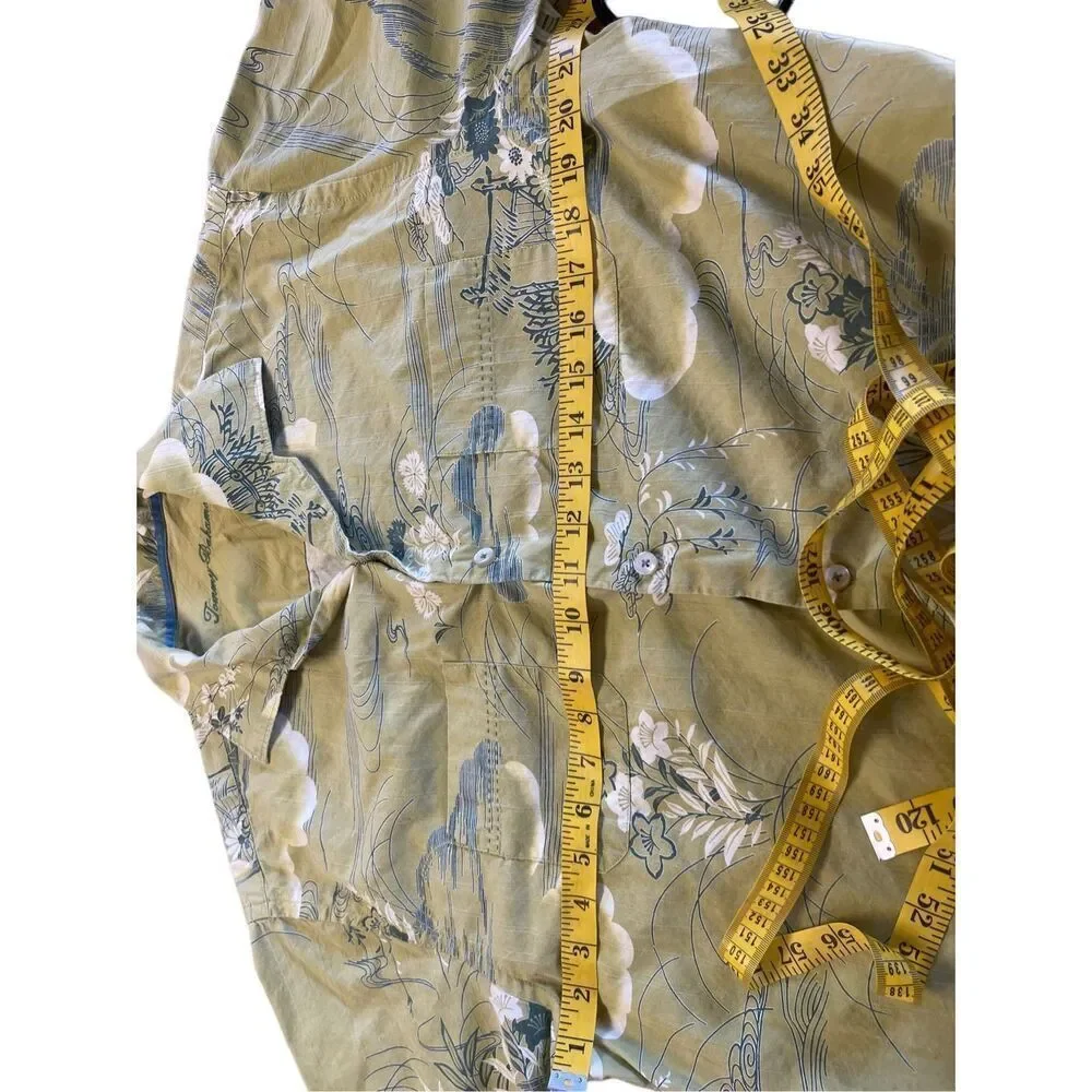 Tommy Bahama Men's Green Paradise Island Buttons Up Floral Shirt Size Medium